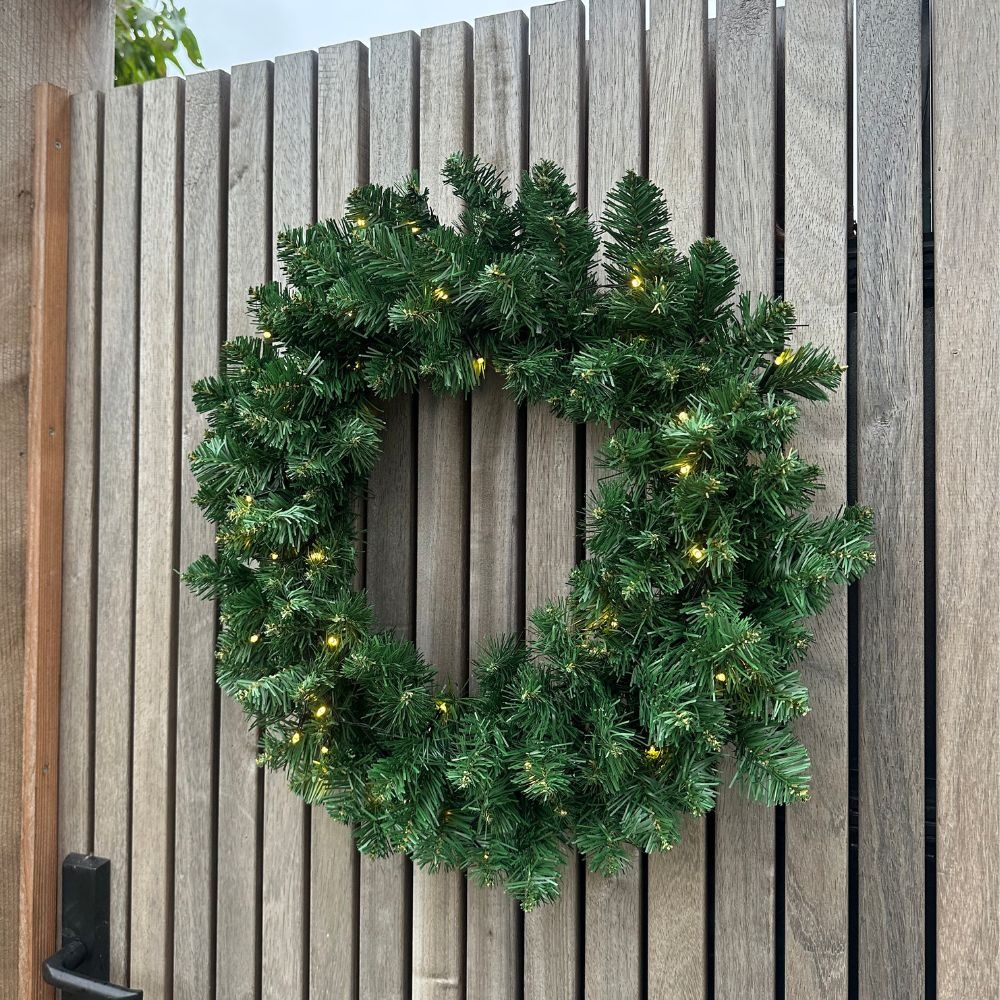 Norton twee kerstboompjes + krans 90xø45cm | groen met 160 LED lampjes | set van 3 | voordeur versiering