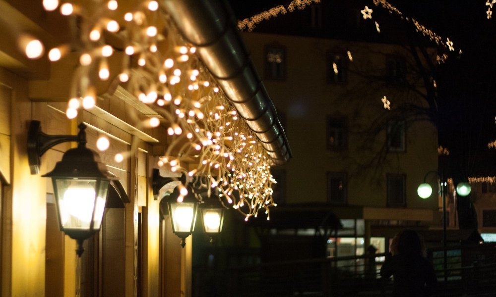 Ophangen en bevestigen van verlichting Kerstland.nl