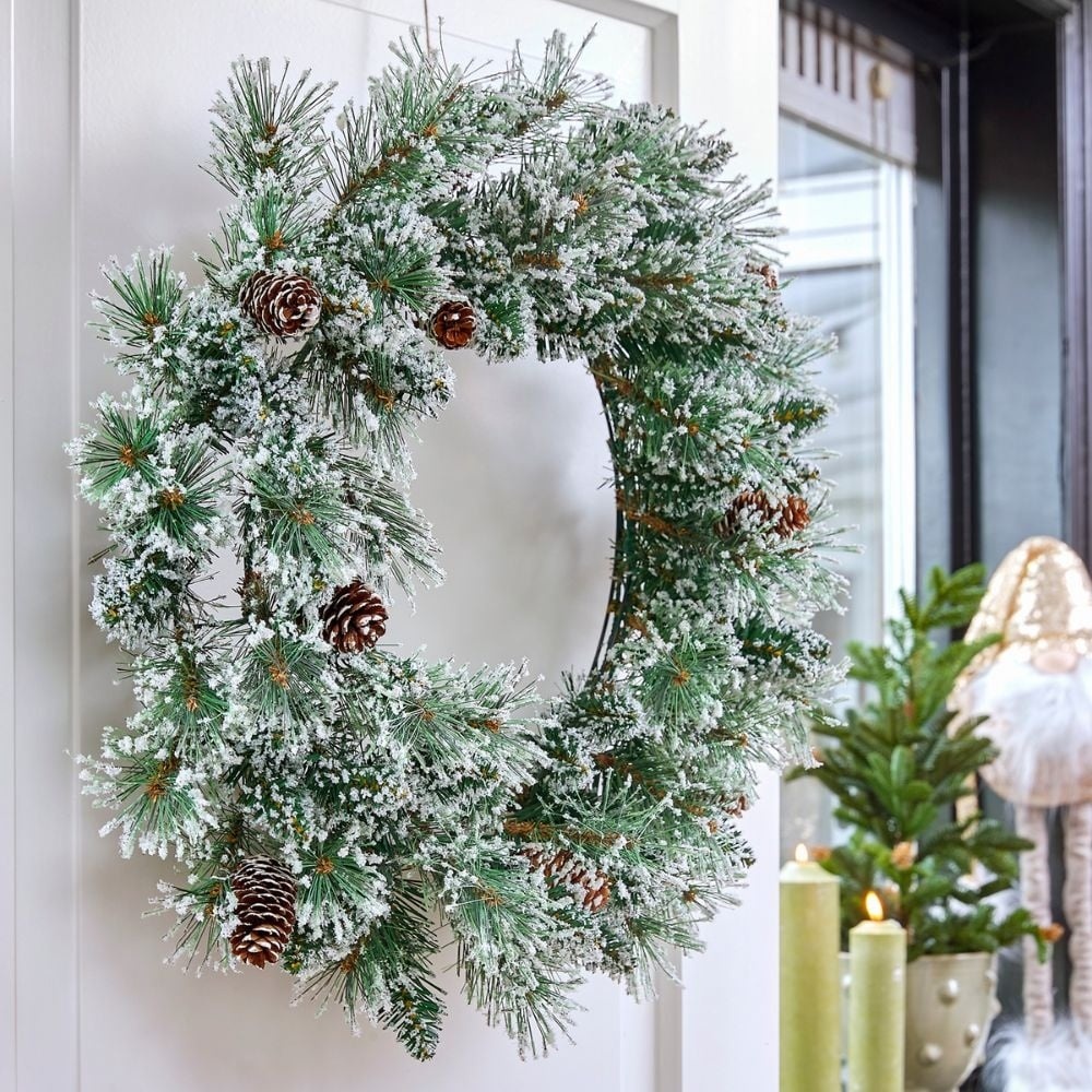Vandans twee kerstguirlandes + krans 180xø60cm | bevroren details & dennenappels