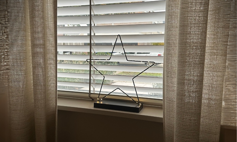 Kerstdecoratie voor de vensterbank