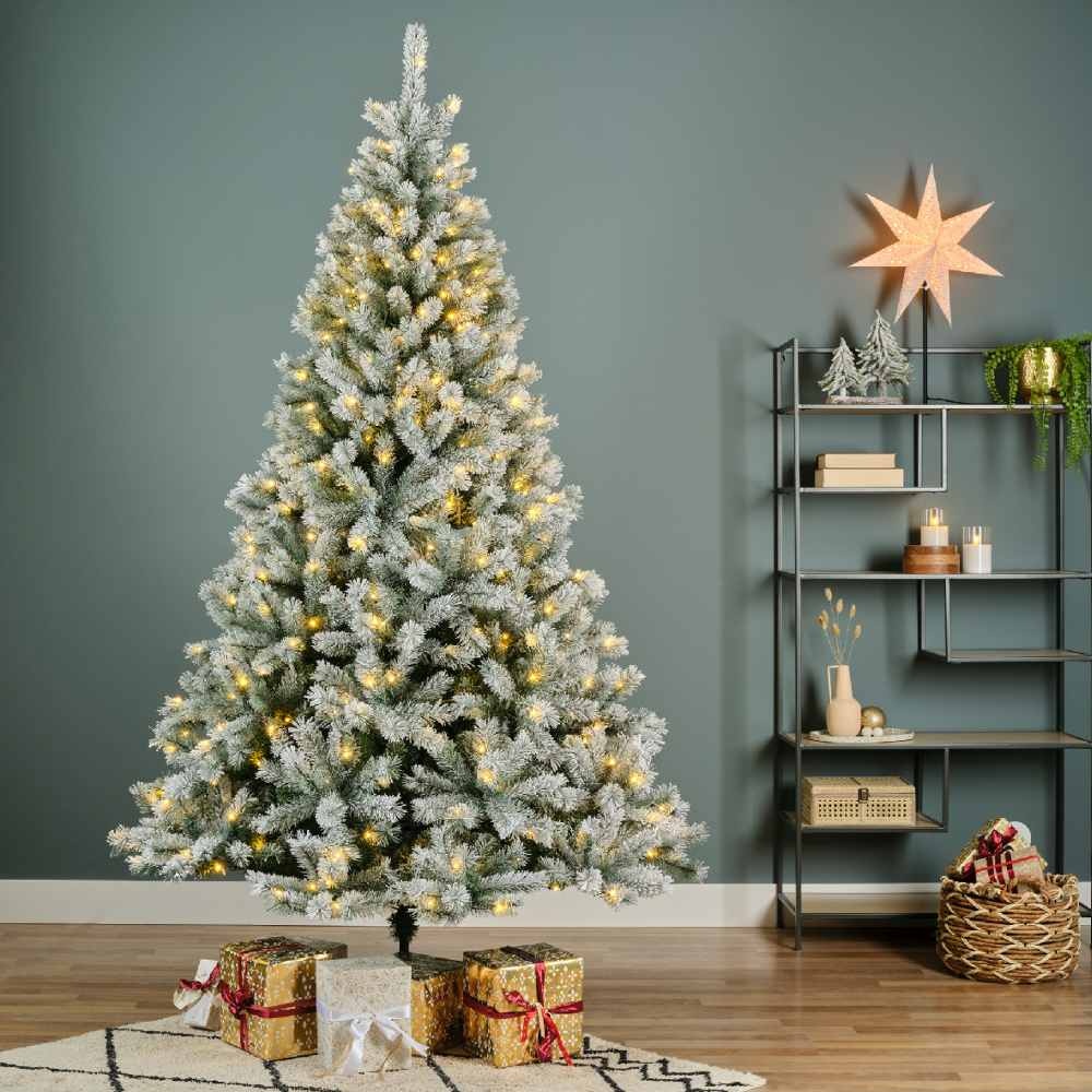 Canada Spruce kunstkerstboom 240xø150cm | groen met bevroren details | 520 LED lampjes