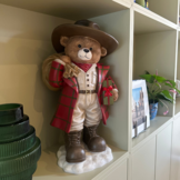 Beer met pakjes | polyresin | rood | 62,5cm