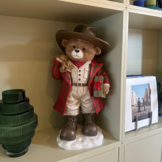 Beer met pakjes | polyresin | rood | 62,5cm