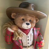 Beer met pakjes | polyresin | rood | 62,5cm