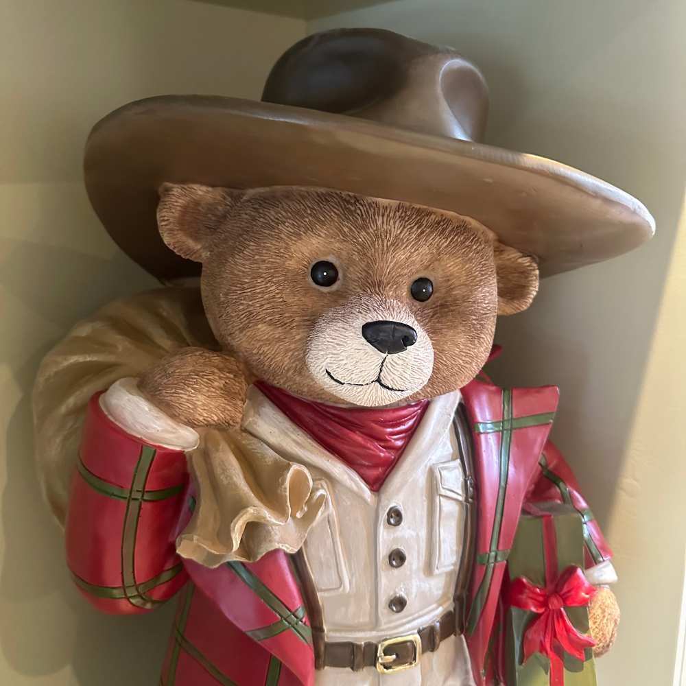 Beer met pakjes | polyresin | rood | 62,5cm