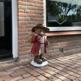 Beer met pakjes | polyresin | rood | 62,5cm