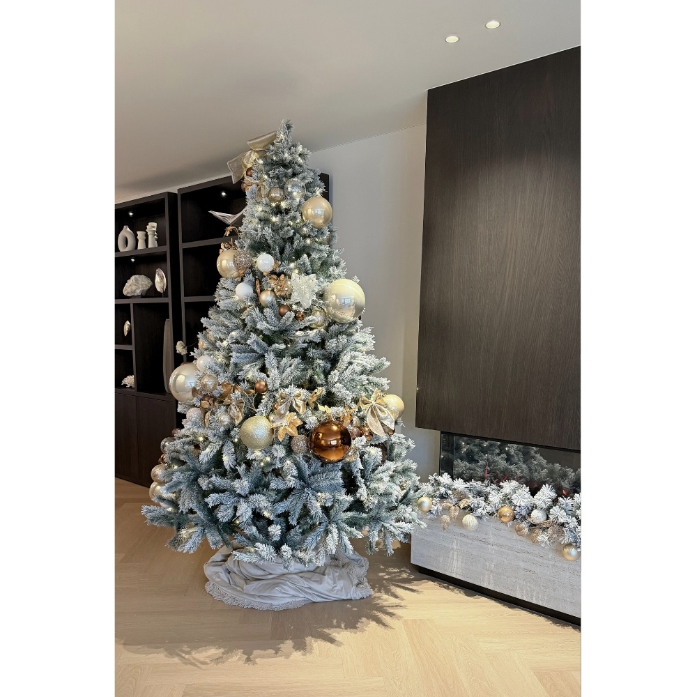 Canada Spruce kunstkerstboom 210xø140cm | groen met bevroren details | 440 LED lampjes