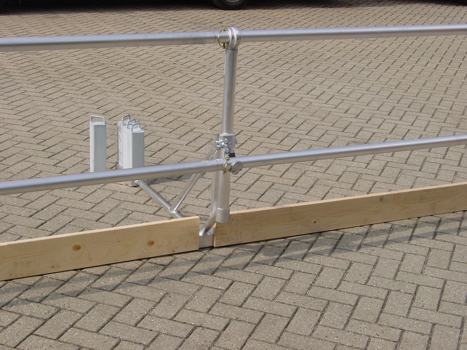 Custers Dachrandsicherung Mit Fussbrett Flachdach Absturzsicherung Geruest Outlet De Rollgerust Neu Fahrgerust Gebraucht Leitern Rollrustung Rollbock Kaufen Mieten