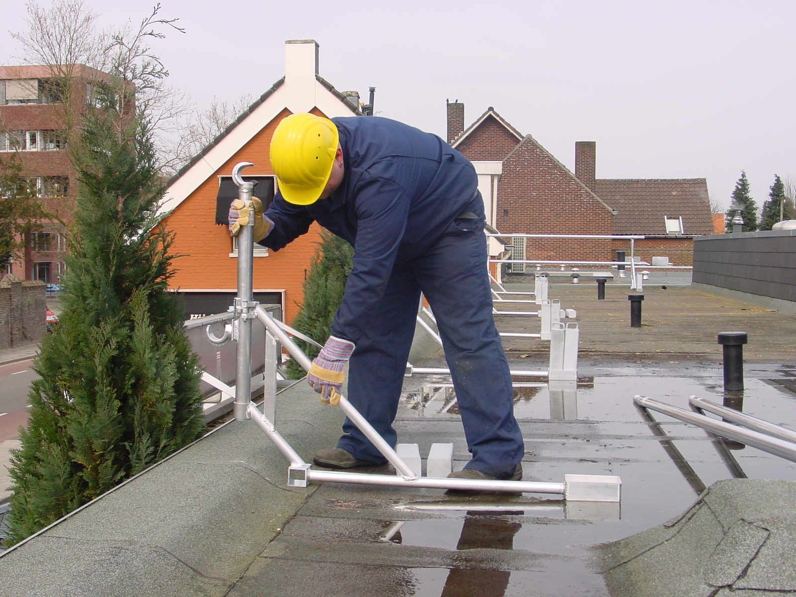Custers Dachrandsicherung Mit Fussbrett Flachdach Absturzsicherung Geruest Outlet De Rollgerust Neu Fahrgerust Gebraucht Leitern Rollrustung Rollbock Kaufen Mieten