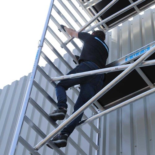 Andamio móvil básico de 135 x 250 x 10,2 m de altura de trabajo con plataforma ligera Euroscaffold Andamio móvil básico de 135 x 250 x 10,2 m de altura de trabajo con plataforma ligera