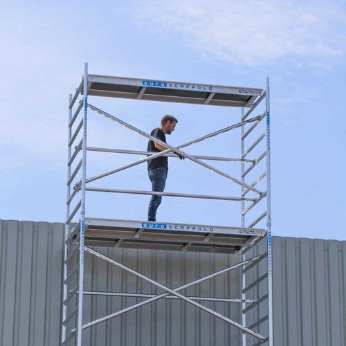 Andamio móvil básico de 90 x 250 x 10,2 m de altura de trabajo con plataforma ligera Euroscaffold Andamio móvil básico de 90 x 250 x 10,2 m de altura de trabajo con plataforma ligera