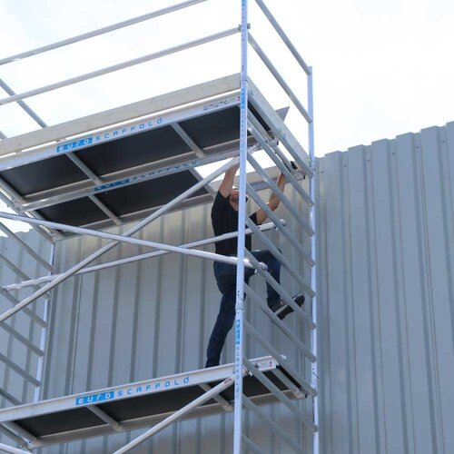 Andamio móvil básico de 75 x 250 x 10,2 m de altura de trabajo con plataforma ligera Euroscaffold Andamio móvil básico de 75 x 250 x 10,2 m de altura de trabajo con plataforma ligera