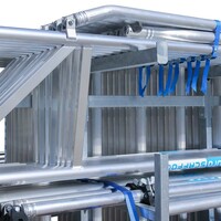 Euroscaffold Remolque para andamios + Andamio rodante completo 135 x 250 x 6,2 m de altura de trabajo + barandillas simples delanteras