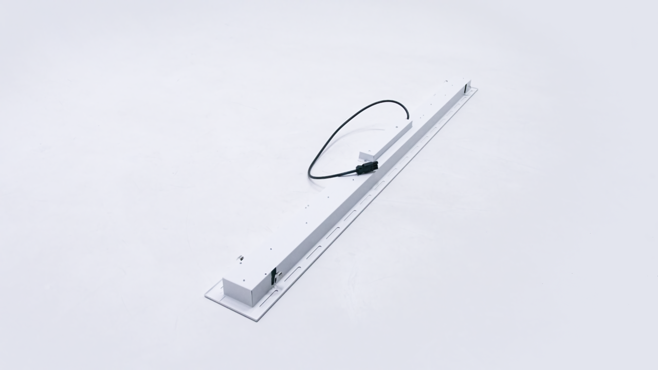 LCB LED Europe  LED Bandraster armatuur UGR19  - Planum - 1230x180MM - 30W 4000Lm - 830 Warm Wit  | Matt Alu reflector |  1-10v Dimbaar - Wieland GST18-3