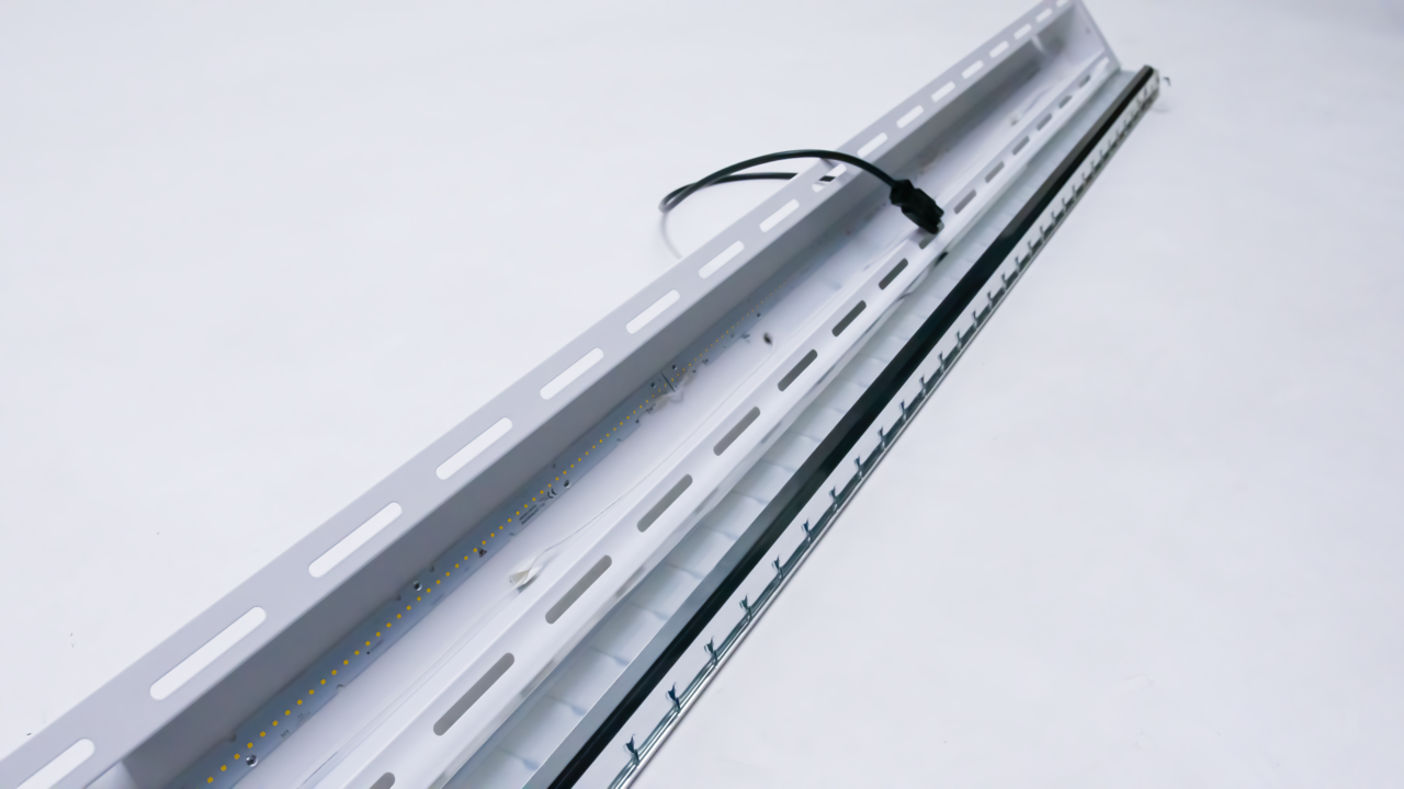 LCB LED Europe  LED Bandraster armatuur UGR19  - Planum - 1550x185MM  - 25W 2700Lm - 830 Warm Wit  | Matt Alu reflector |  Wieland GST18-3