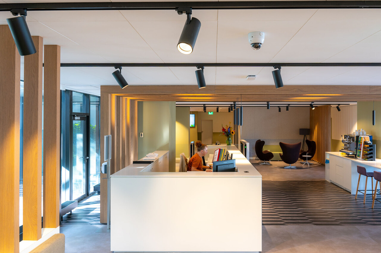 LCB LED Europe  LED 3-Fase Railspot Dimbaar - Zwart - 10W - 30W 950Lm - 2850Lm - CCT 927-930-940 Multi Lumen Switch | Triac Dimbaar - 5 Jaar garantie