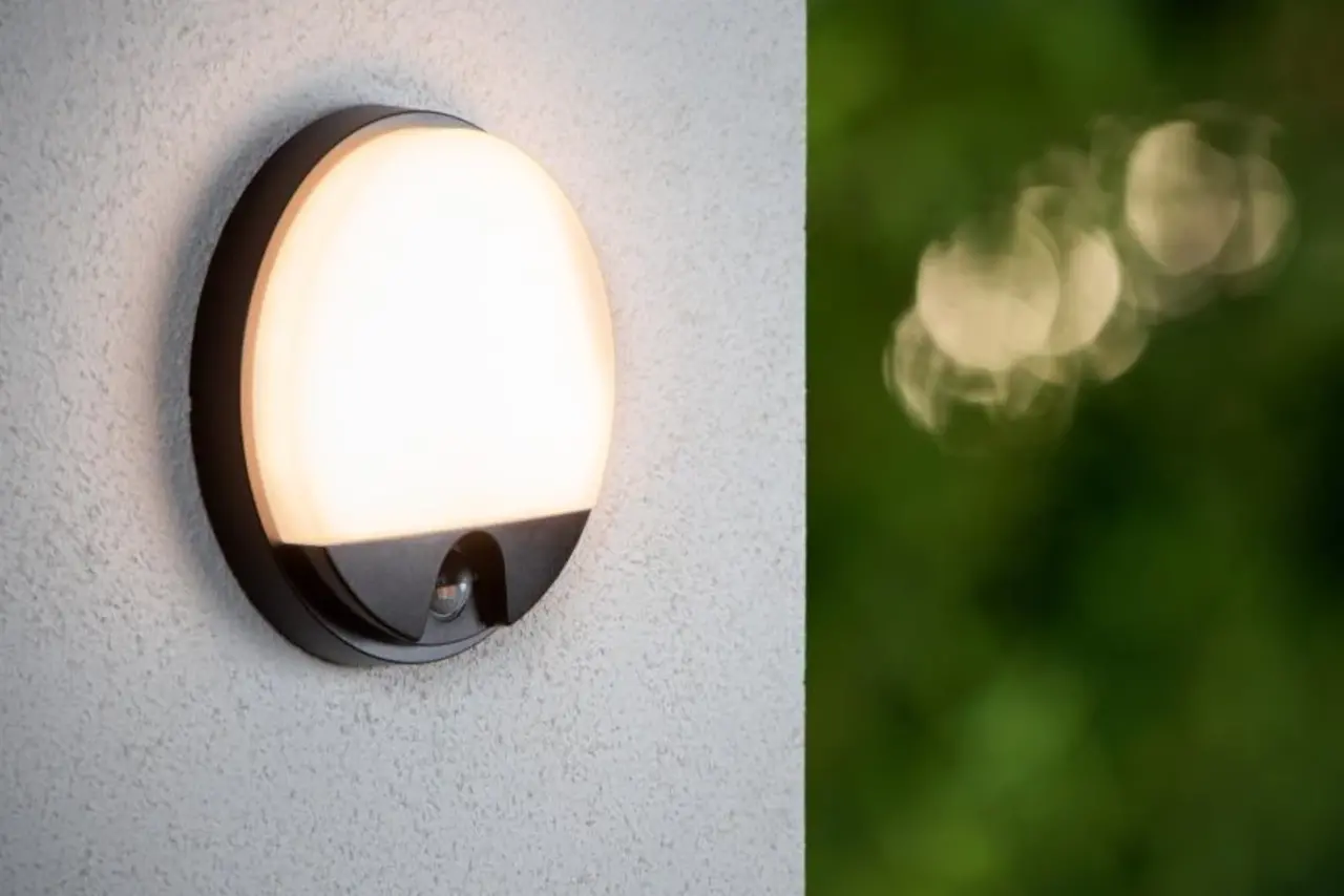 Lucide Bulkhead Rond IR - Wandlamp Buiten - LED - 1x10W 3000K - 21cm - IP54 - Zwart - IP54 - Beweging & dag/nacht sensor - IK08 Lucide Bulkhead Rond IR - Wandlamp Buiten - LED - 1x10W 3000K - 21cm - IP54 - Zwart - IP54 - Beweging & dag/nacht sensor - IK08