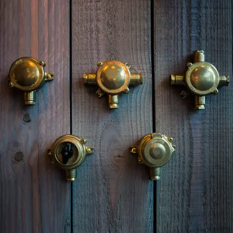 KS VERLICHTING Jaren 30 Stopcontact - Traditioneel Buitenstopcontact - Messing | Vintage Model