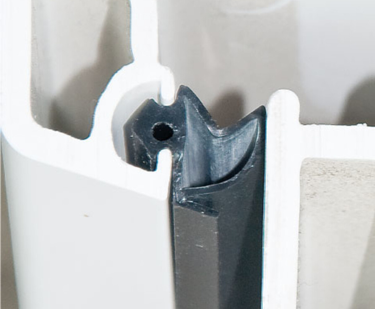 Renovatieprofiel 4189 – Siliconen – Compatibel met Gealan, KBE, Roplasto, Thermoplast & Veka – 25 m rol – Tochtwering raam/deur – Zacht profiel voor naadafdichting – Zwart Renovatieprofiel 4189 – Siliconen – Compatibel met Gealan, KBE, Roplasto, Thermoplast & Veka – 25 m rol – Tochtwering raam/deur – Zacht profiel voor naadafdichting – Zwart