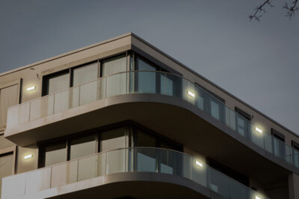 Ledvance Zakelijk: Professionele LED Verlichting & Armaturen | voor de installateur LED Bulkhead Opbouwlamp - Zwart - IP65 IK06 - 5W/7W/9W - 3000K/4000K - 356x80x115mm | CCT SWITCH - DIP SWITCH