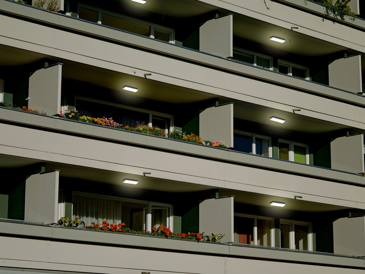 Ledvance Zakelijk: Professionele LED Verlichting & Armaturen | voor de installateur LED Bulkhead Opbouwlamp - Zwart - IP65 IK10 - 5W/7W/9W - 3000K/4000K - 356x80x115mm | CCT SWITCH - DIP SWITCH - Beweging & Lichtsensor