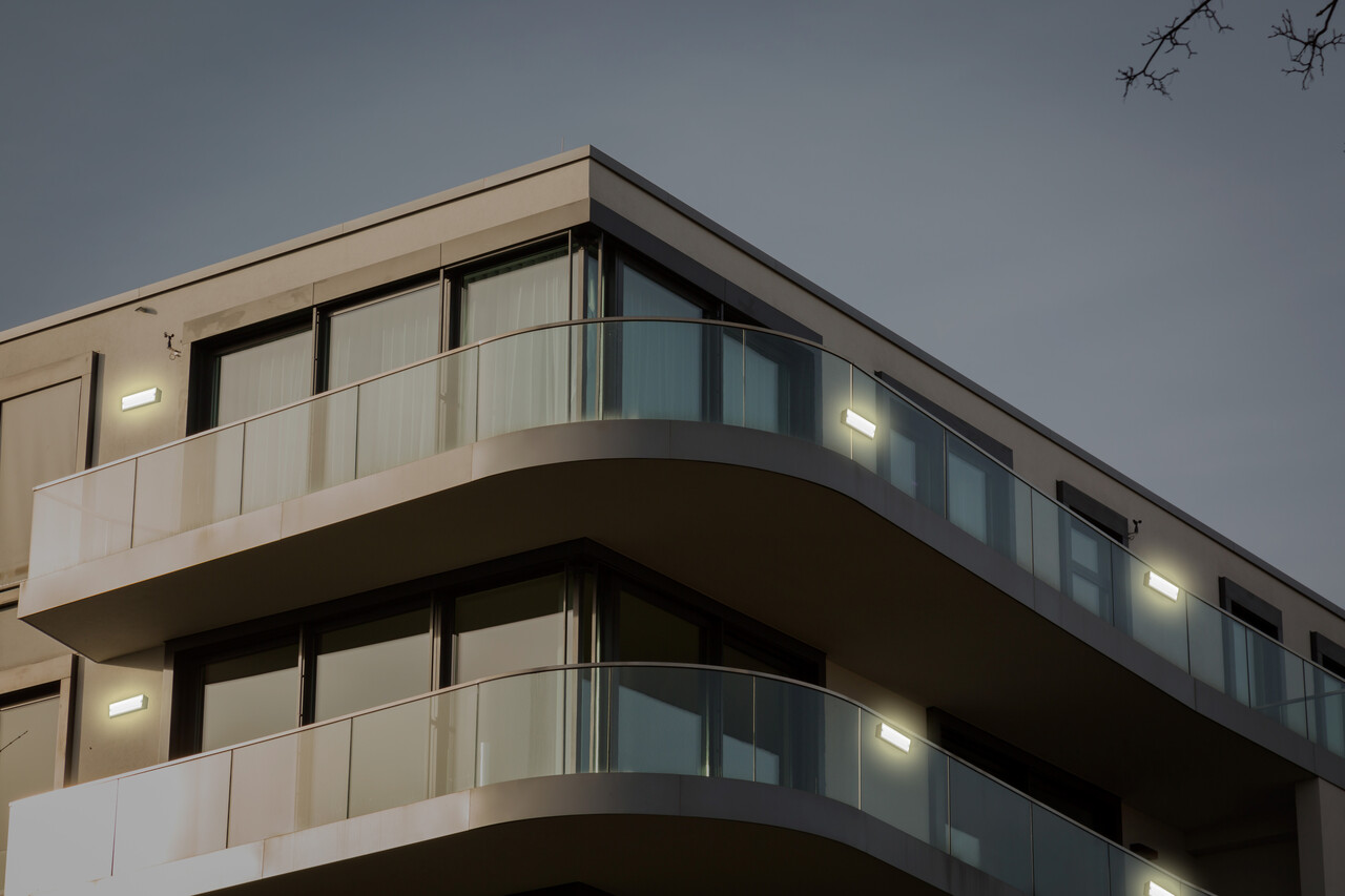 Ledvance Zakelijk: Professionele LED Verlichting & Armaturen | voor de installateur LED Bulkhead Opbouwlamp - Zwart - IP65 IK10 - 5W/7W/9W - 3000K/4000K - 356x80x115mm | CCT SWITCH - DIP SWITCH - Beweging & Lichtsensor