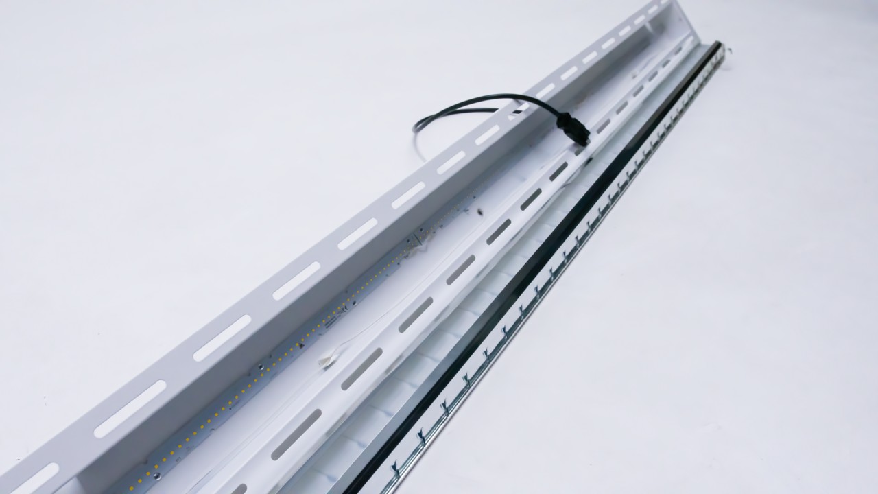 LCB LED Europe  LED Bandraster armatuur UGR19  - Plenum - 1545x180MM  - 30W 3600Lm - 840 Koel Wit  | Matt Alu reflector |  2 Meter Wieland GST18i3