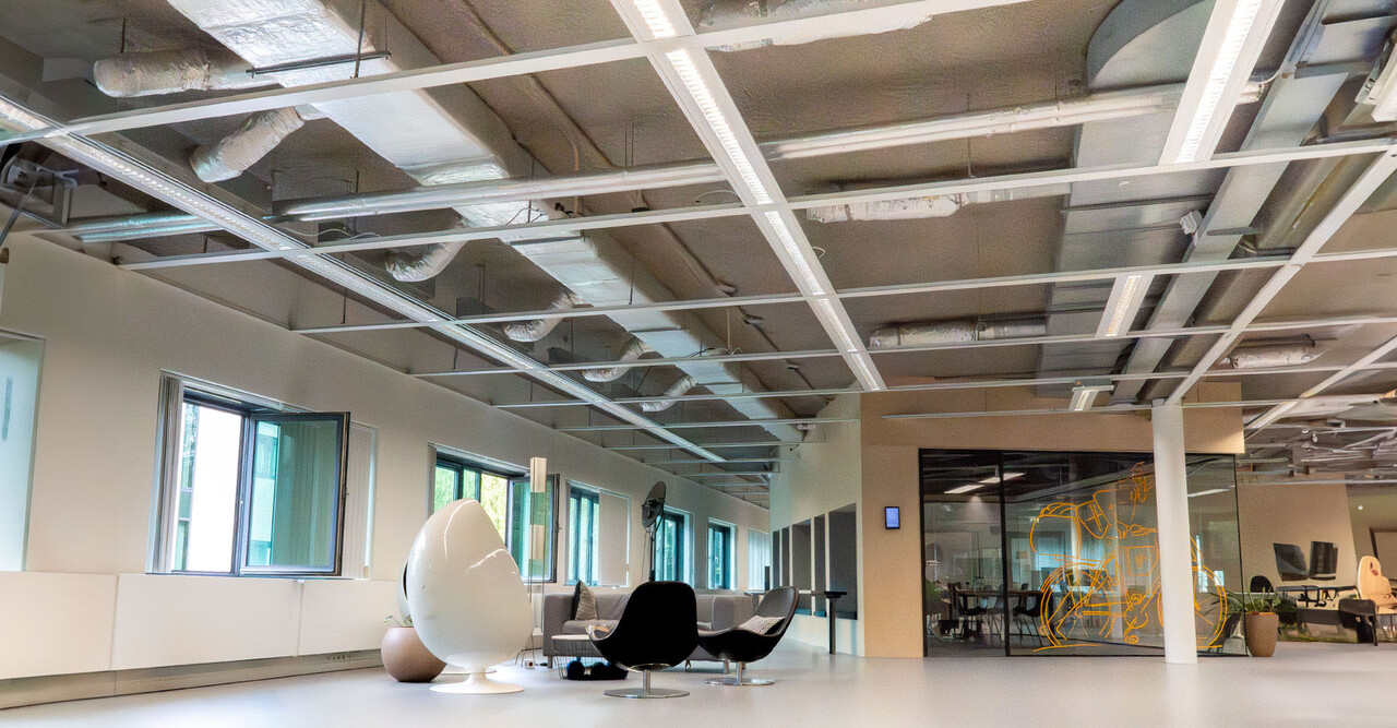 LED Bandraster Armatuur UGR16 - Wit  - Louvre Zwart - Plenum - 1720x200MM - 32W 3500Lm - 840 Koel Wit | 3 meter - Eurostekker