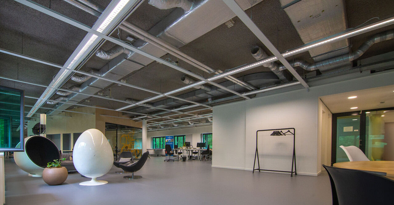 LED Bandraster Armatuur UGR16 - Wit  - Louvre Zwart - Plenum - 1720x200MM - 32W 3500Lm - 840 Koel Wit | 3 meter - Eurostekker