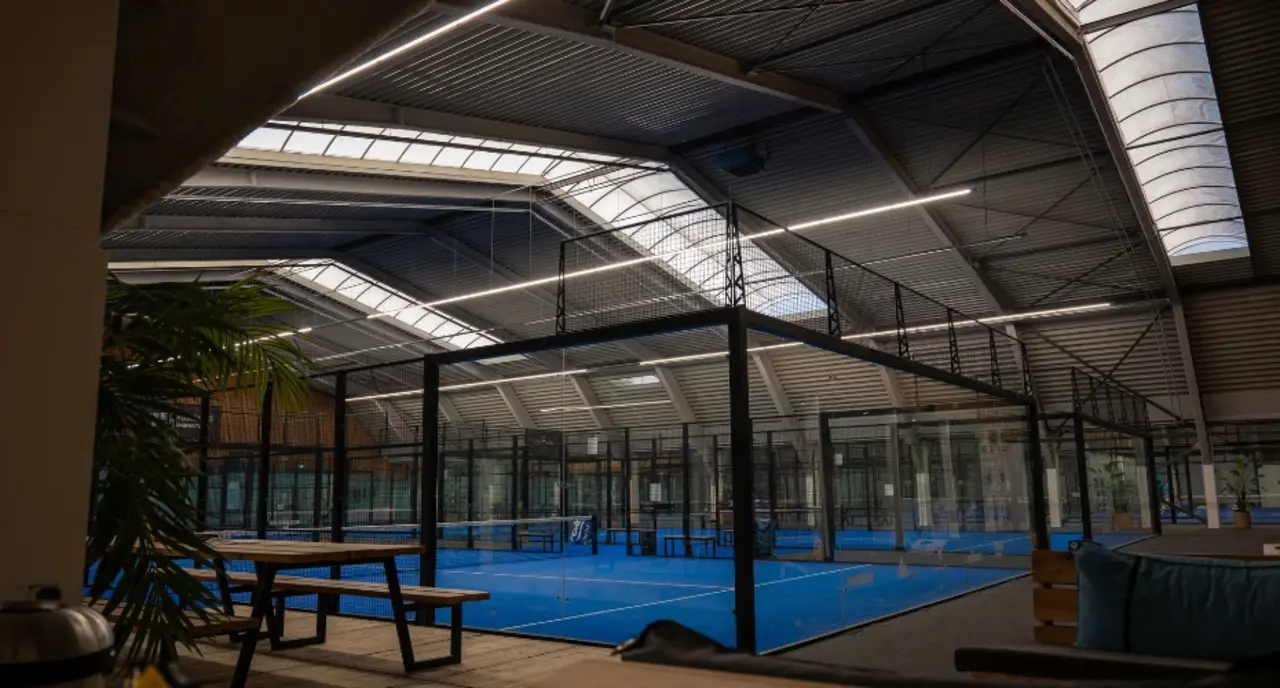 Dimbare DALI Lichtlijn 150cm - NOOD - PADEL PRO SIRIUS - 35-50W | 7.000-10.000 Lumen | Multi Lumen Switch | 3CCT | IK08 Balvast | DALI-2 DIM | 90D | 10 Jaar Garantie