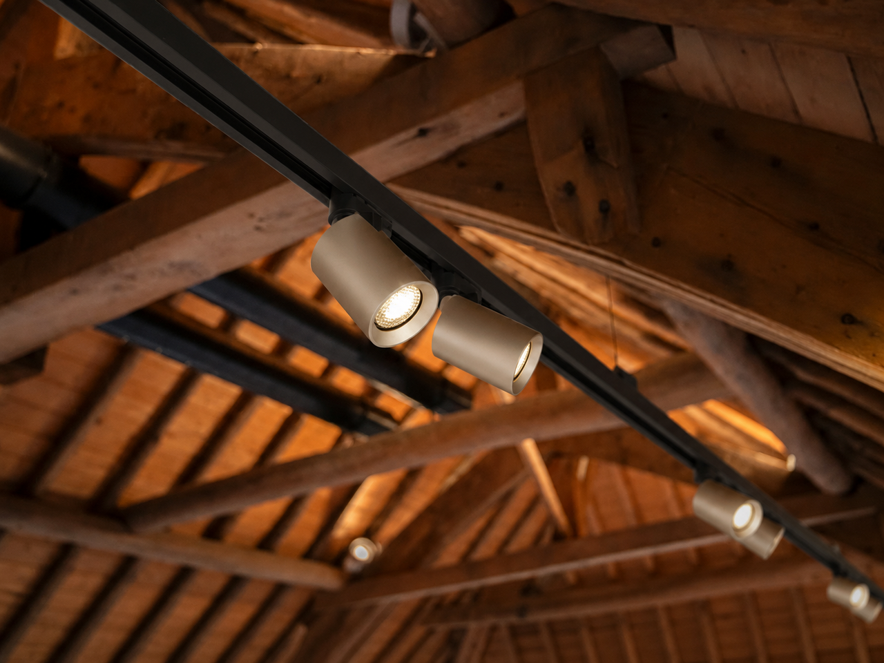 Artdelight LED 3F Railspot 130MM - Champagne Megano Mini - GU10 Fitting | 70MM breed - Incl. Honinggraat - 3-Phase Universeel 230V Artdelight LED 3F Railspot 130MM - Champagne Megano Mini - GU10 Fitting | 70MM breed - Incl. Honinggraat - 3-Phase Universeel 230V