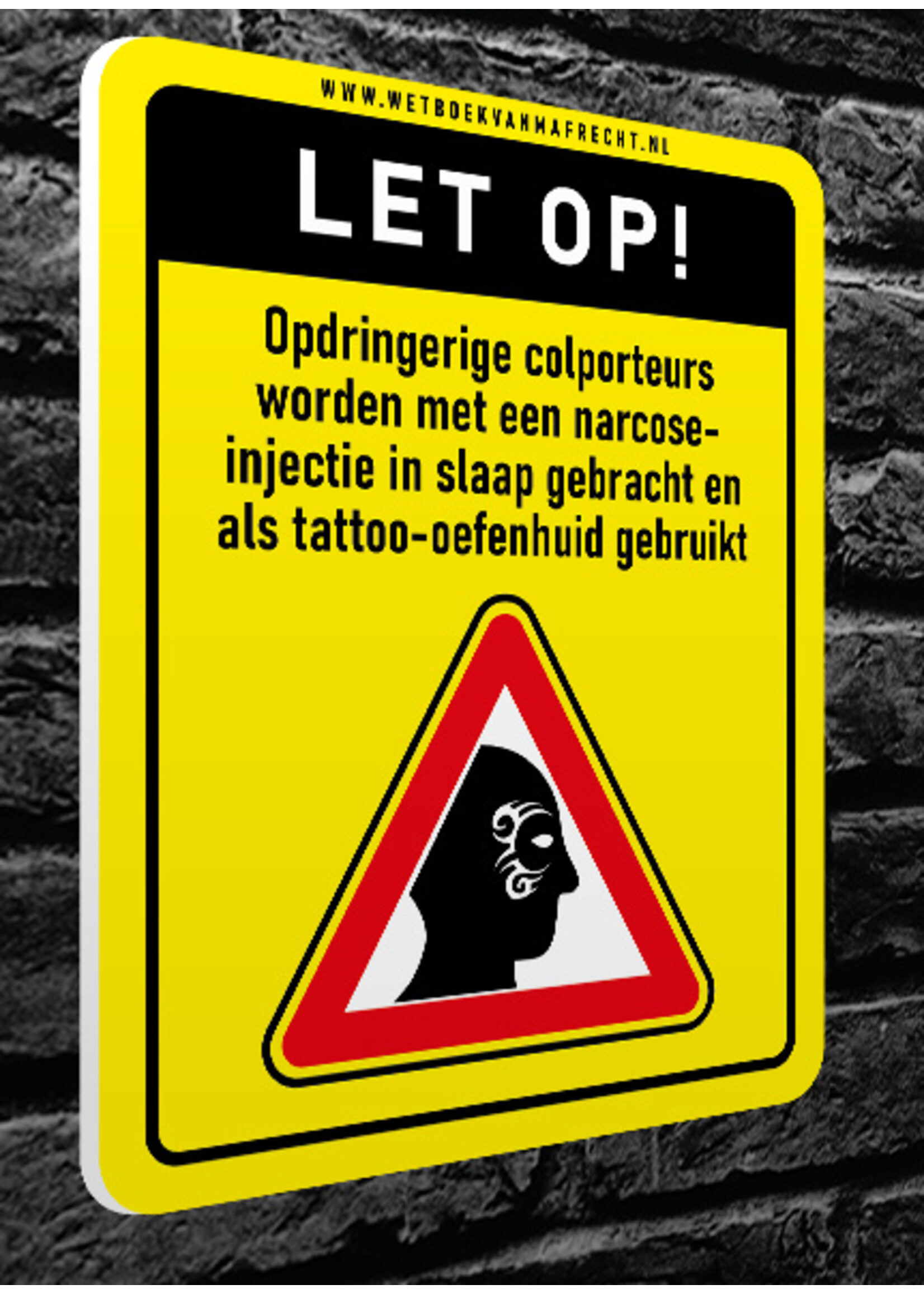 Wetboek van Mafrecht LET OP! OPDRINGERIGE COLPORTEURS WORDEN MET EEN NARCOSE-INJECTIE IN SLAAP GEBRACHT EN ALS TATTOO-OEFENHUID GEBRUIKT - 100x130mm - Voordeur bordje