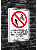Wetboek van Mafrecht Verbodsbord - VERBODEN BOA'S UIT TE LACHEN DIE MET ZIJWIELTJES FIETSEN