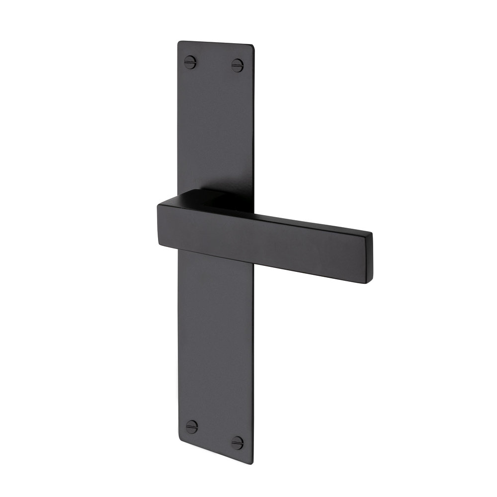 Mooi Deurbeslag Nova op schild in zwart