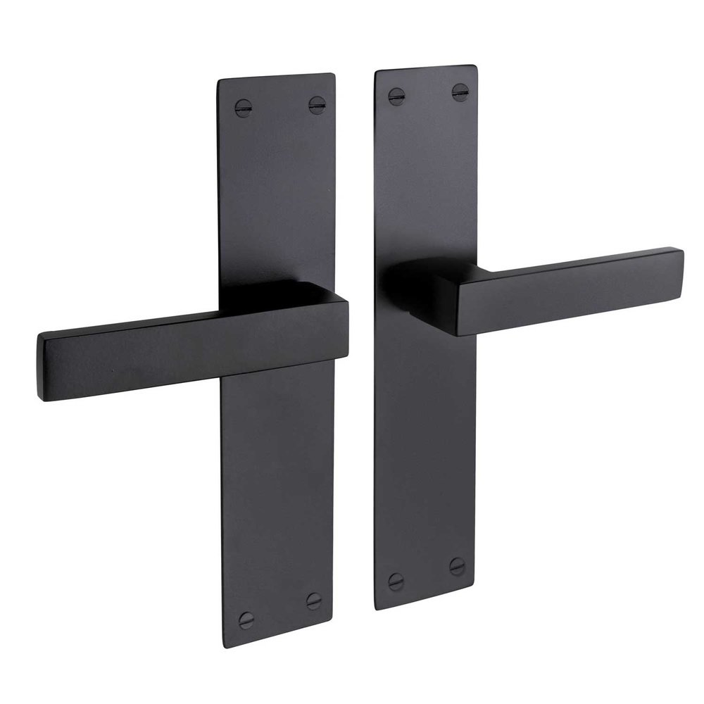 Mooi Deurbeslag Nova op schild in zwart