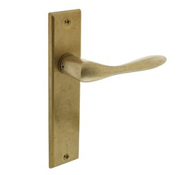 Intersteel Deurklink Banaan met schild blind messing getrommeld Intersteel Deurklink Banaan met schild blind messing getrommeld