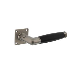 Intersteel Deurklink Ton 212 met vierkant rozet geborsteld RVS Intersteel Deurklink Ton 212 met vierkant rozet geborsteld RVS