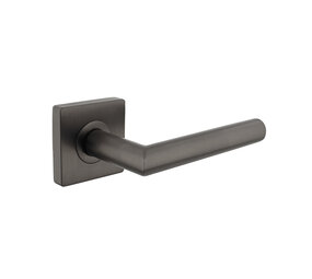 Intersteel Deurklink Bastian op vierkante rozet antracietgrijs geveerd Intersteel Deurklink Bastian op vierkante rozet antracietgrijs geveerd