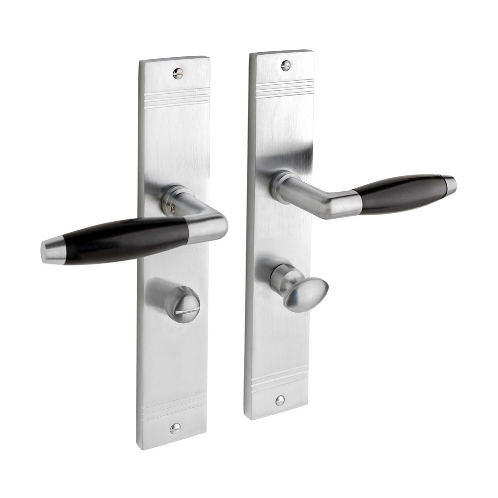 De Oude Deurklink Geveerde klassieke deurklink mat nikkel op schild met wc slot 63/8 mm