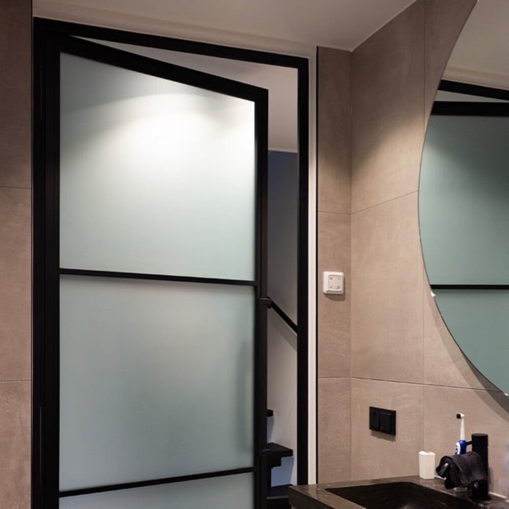 Loftdeur Stalen scharnierdeur met mat glas en deurgreep