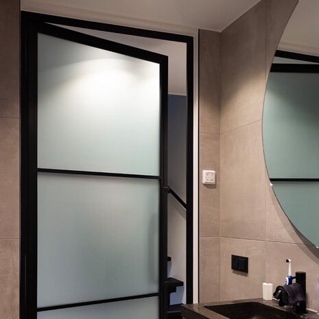 Loftdeur Stalen scharnierdeur met mat glas en deurgreep
