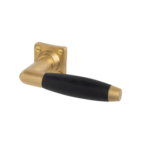 De Oude Deurklink Geveerde deurklink Ton model in messing getrommeld met vierkante rozet