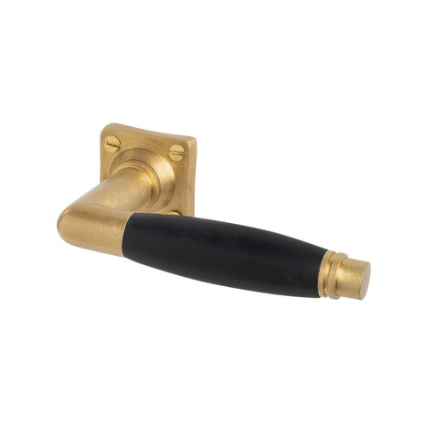 De Oude Deurklink Geveerde deurklink Ton model in messing getrommeld met vierkante rozet