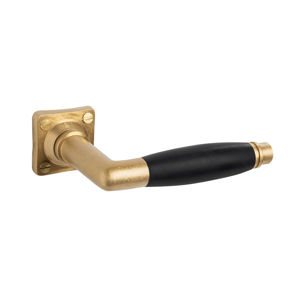 De Oude Deurklink Geveerde deurklink Ton model in messing getrommeld met vierkante rozet