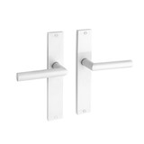 Mooi Deurbeslag Ferro geveerd op schild wit Mooi Deurbeslag Ferro geveerd op schild wit