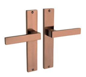 Mooi Deurbeslag Lusso geveerd op schild blind in mat brons