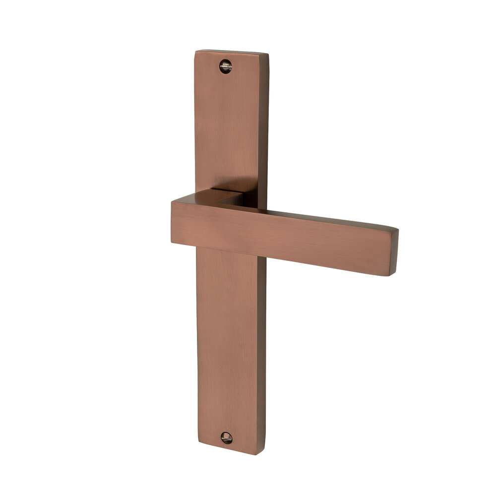 Mooi Deurbeslag Lusso geveerd op schild met mat bronzen PVD coating Mooi Deurbeslag Lusso geveerd op schild met mat bronzen PVD coating