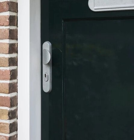 Intersteel Brievenbus ovaal met klep en regenrand getrommeld RVS Intersteel Brievenbus ovaal met klep en regenrand getrommeld RVS