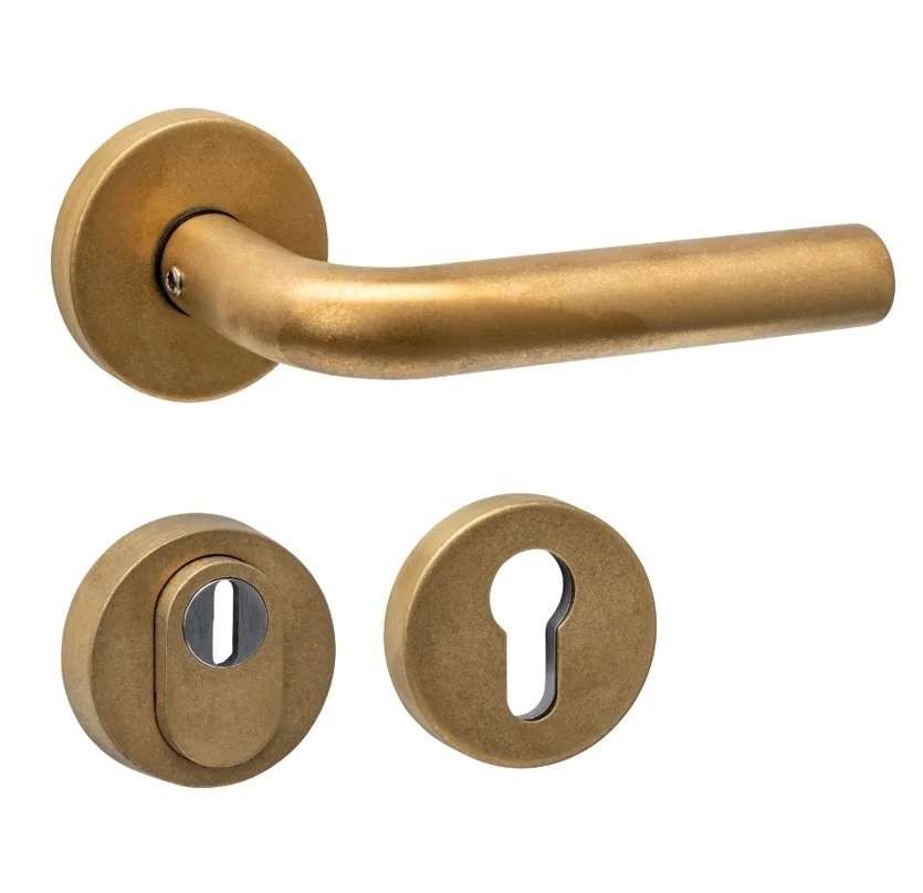 Intersteel Buitendeurbeslag set Luzern met SKG3 veiligheidsrozetten in PVD messing getrommeld