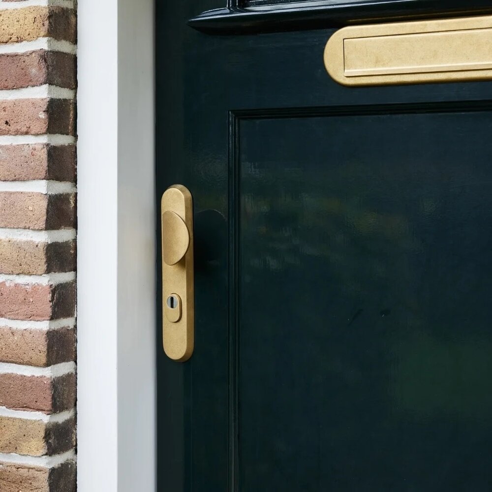 Intersteel SKG3 veiligheidsbeslag Luzern deurgreep/klink PC 72mm met kerntrekbeveiliging PVD messing getrommeld Intersteel SKG3 veiligheidsbeslag Luzern deurgreep/klink PC 72mm met kerntrekbeveiliging PVD messing getrommeld